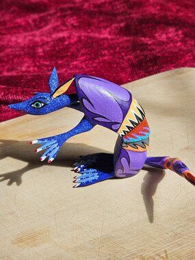 VINTAGE OAXACAN COPAL WOOD ARMADILLO CARVING BEAUTIUL!